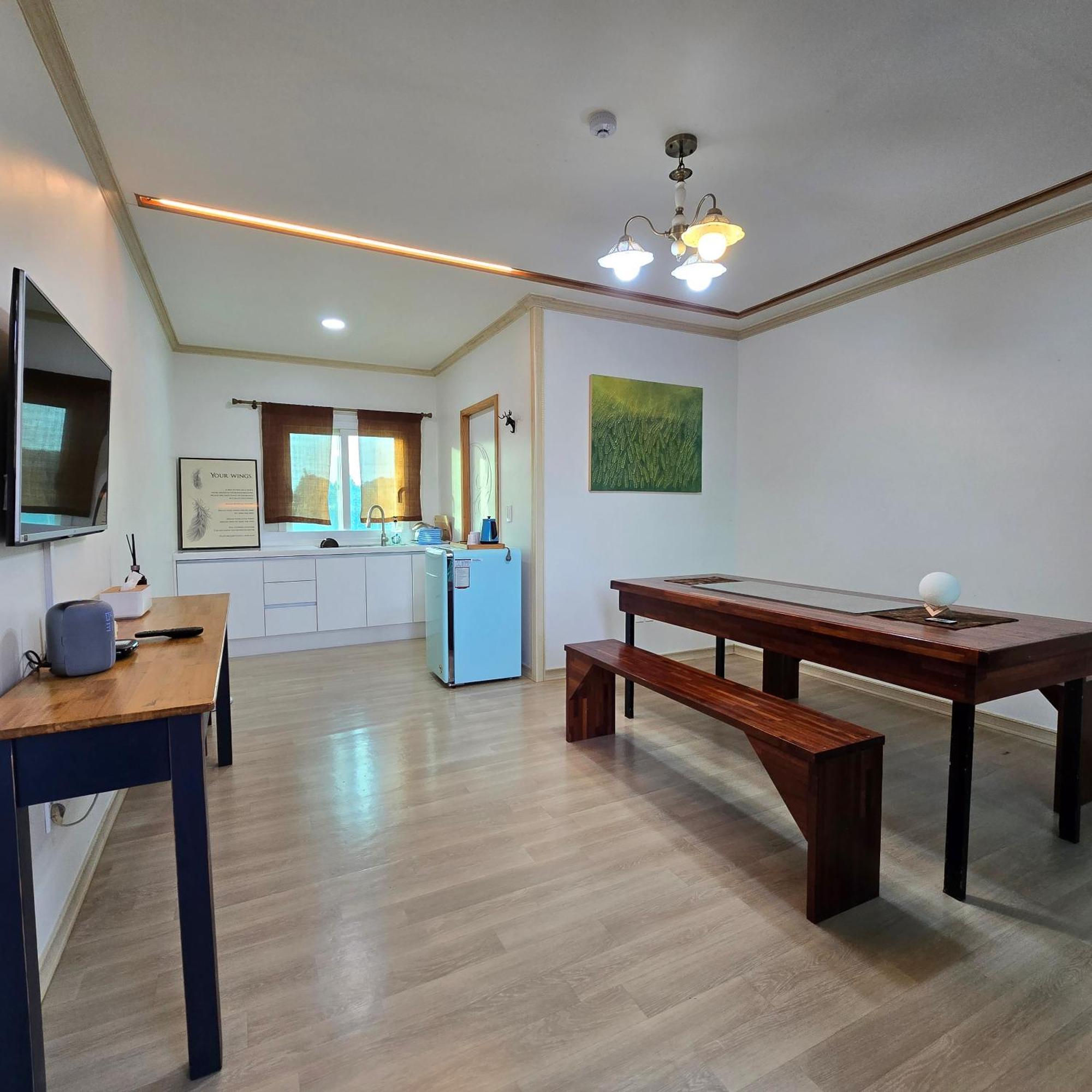 Wind Jeju Cafe & Pension Seogwipo Exterior photo