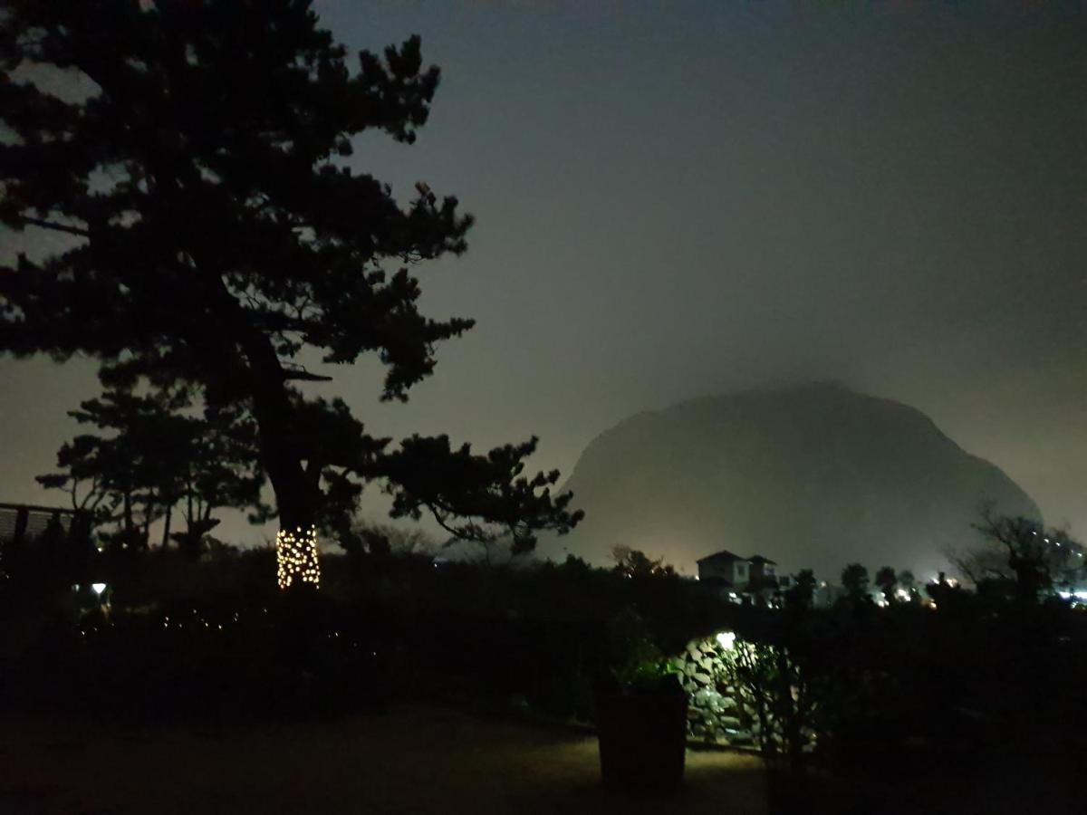 Wind Jeju Cafe & Pension Seogwipo Exterior photo